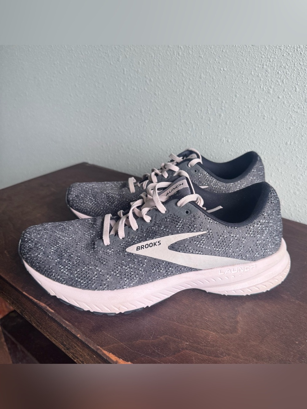 Brooks Launch Running Shoe in Gray and Light Pink size 10